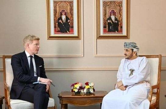 غروندبرغ يغادر مسقط بعد  اجتماعات مع المسؤولين العمانيين، ومع وزير خارجية الانقلاب.