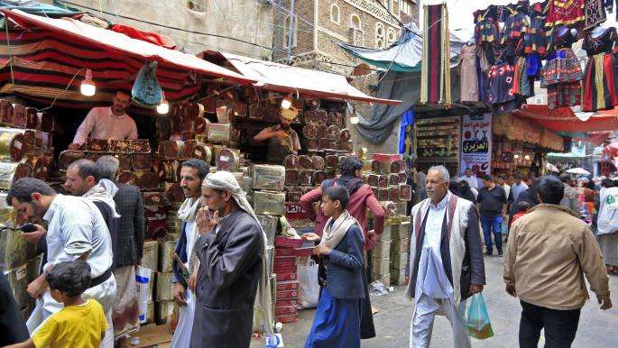 الحكومة اليمنية تعتزم إصدار سندات لتمويل رواتب الموظفين