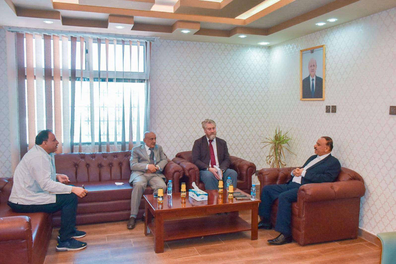 وزير النقل يبحث مع مختص الحوكمة البحرية ببرنامج (UNDP) مجال التوعية بالأمن البحري