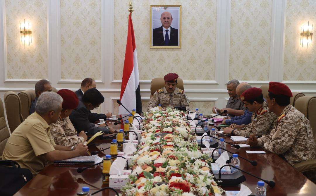 وزير الدفاع يجتمع بفريق الهيكلة في اللجنة العسكرية المشتركة