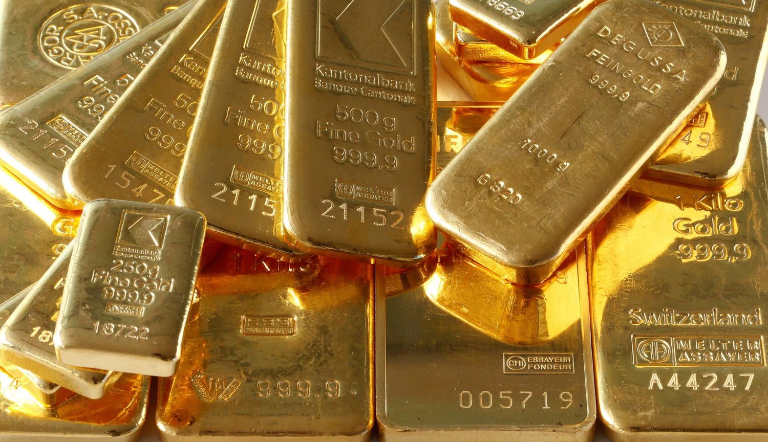 الذهب ينخفض متأثراً بارتفاع الدولار