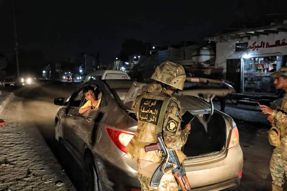 قوات العاصفة الرئاسية تدشن حملة منع حمل السلاح في العاصمة عدن