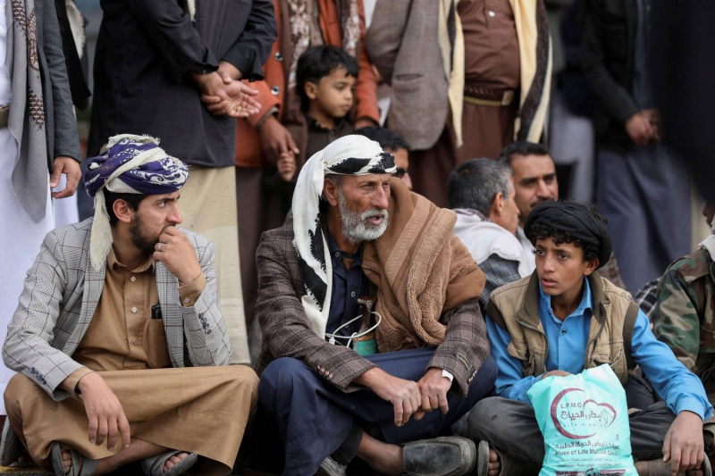 الحوثيون يمضون في تجفيف مصادر تمويل الحكومة متسلحين بسياسة الإنكار.