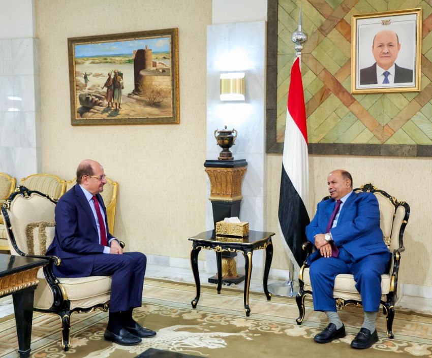 الخنبشي يلتقي رئيس الوزراء ويناقش معه ملامح المرحلة القادمة وجهود تطبيع الحياة وتعزيز الاستقرار