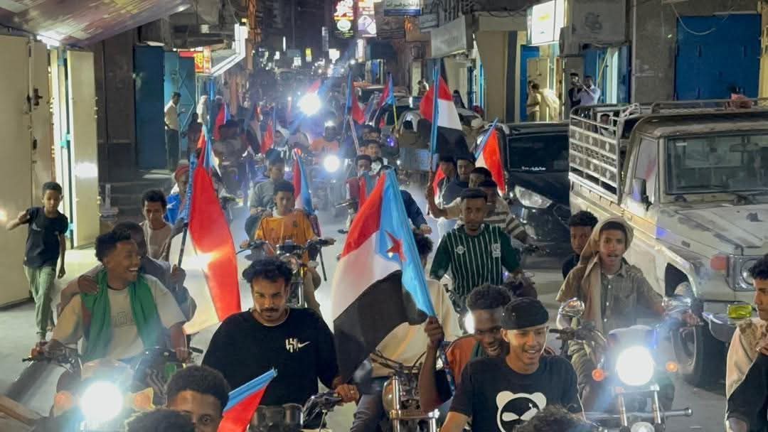 المكلا تنتفض رفضًا لاستهداف مؤسسات الجنوب