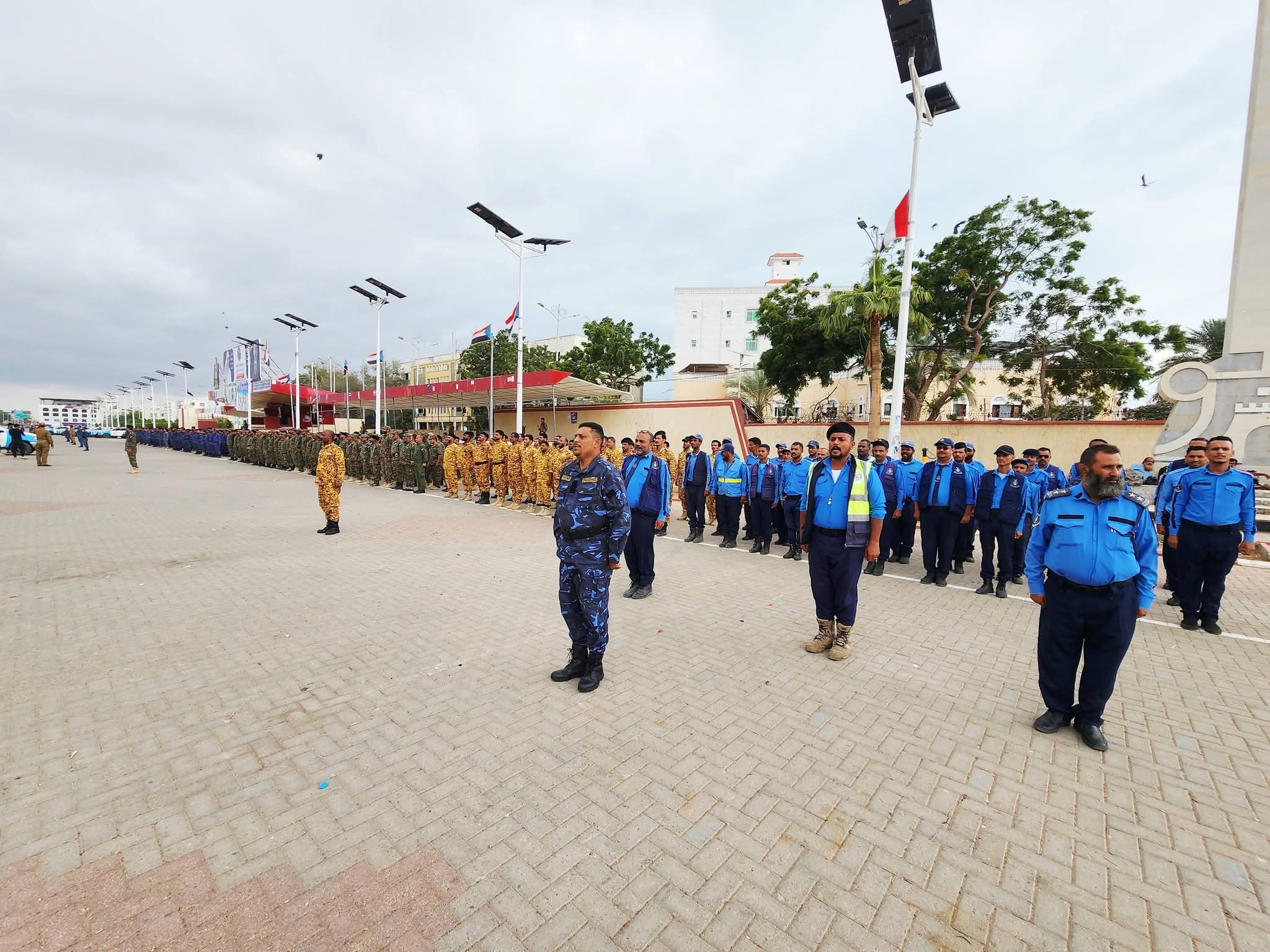 منتسبو ألامن العام بالعاصمة عدن ينظمون وقفة احتجاجية للمطالبة الأشقاء بصرف رواتبهم.