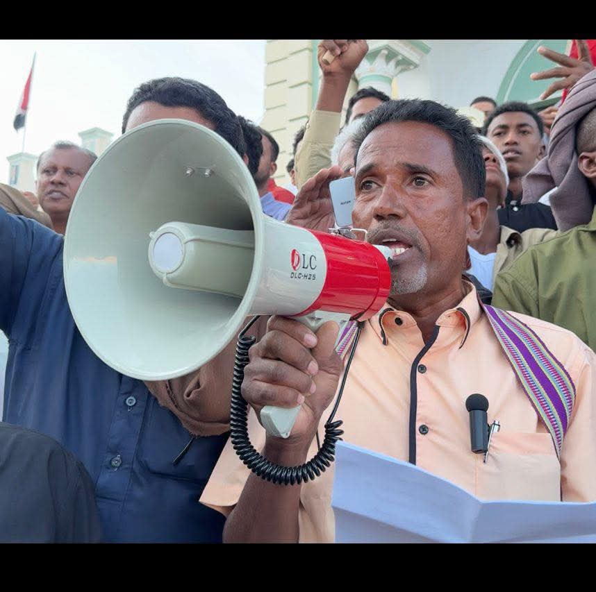 سيئون.. قوات “درع الوطن” تداهم منزل “بن شعبان” وتقتاده لجهة مجهولة وسط غضب شعبي عارم