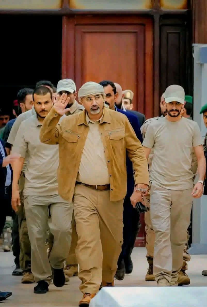 الرئيس عيدروس الزبيدي ينهي قبل قليل إجتماع مهم مع القيادات في الداخل ..