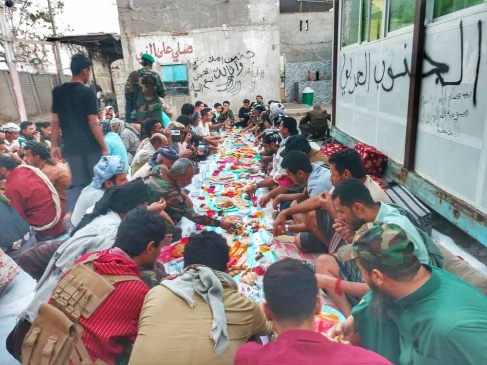 قوات طوق العاصمة تقيم مأدبة إفطار وأمسية رمضانية في منفذ الرباط