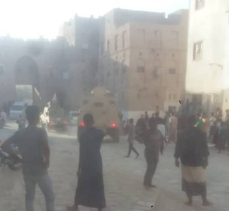 مدرعات الطوارئ اليمنية تحاصر منزل صحفي في تريم.. استهداف جديد للحريات في وادي حضرموت