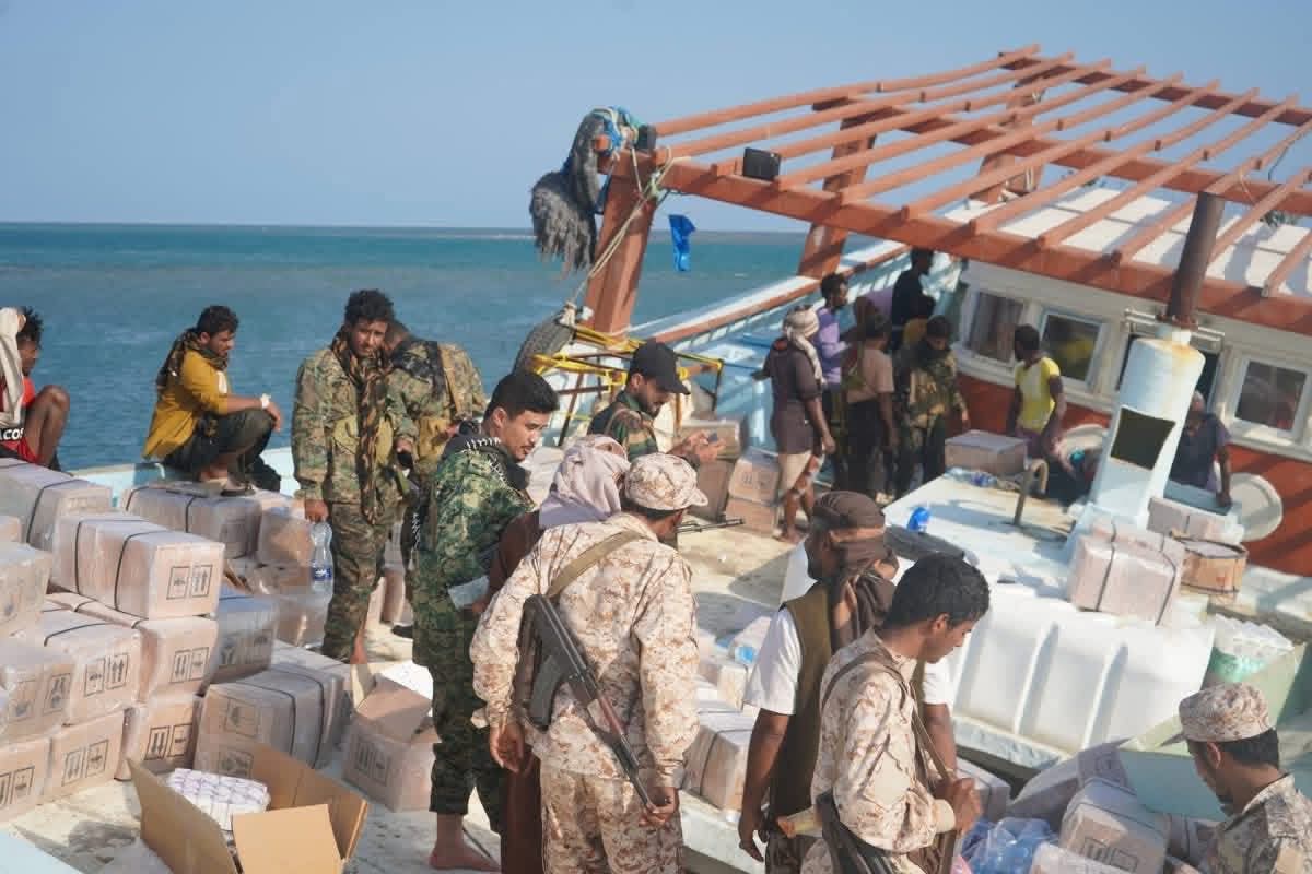 كانت في طريقها للحوثيين..ضبط قارب يحمل مواد مهربة قادم من ميناء بندر عباس الإيراني