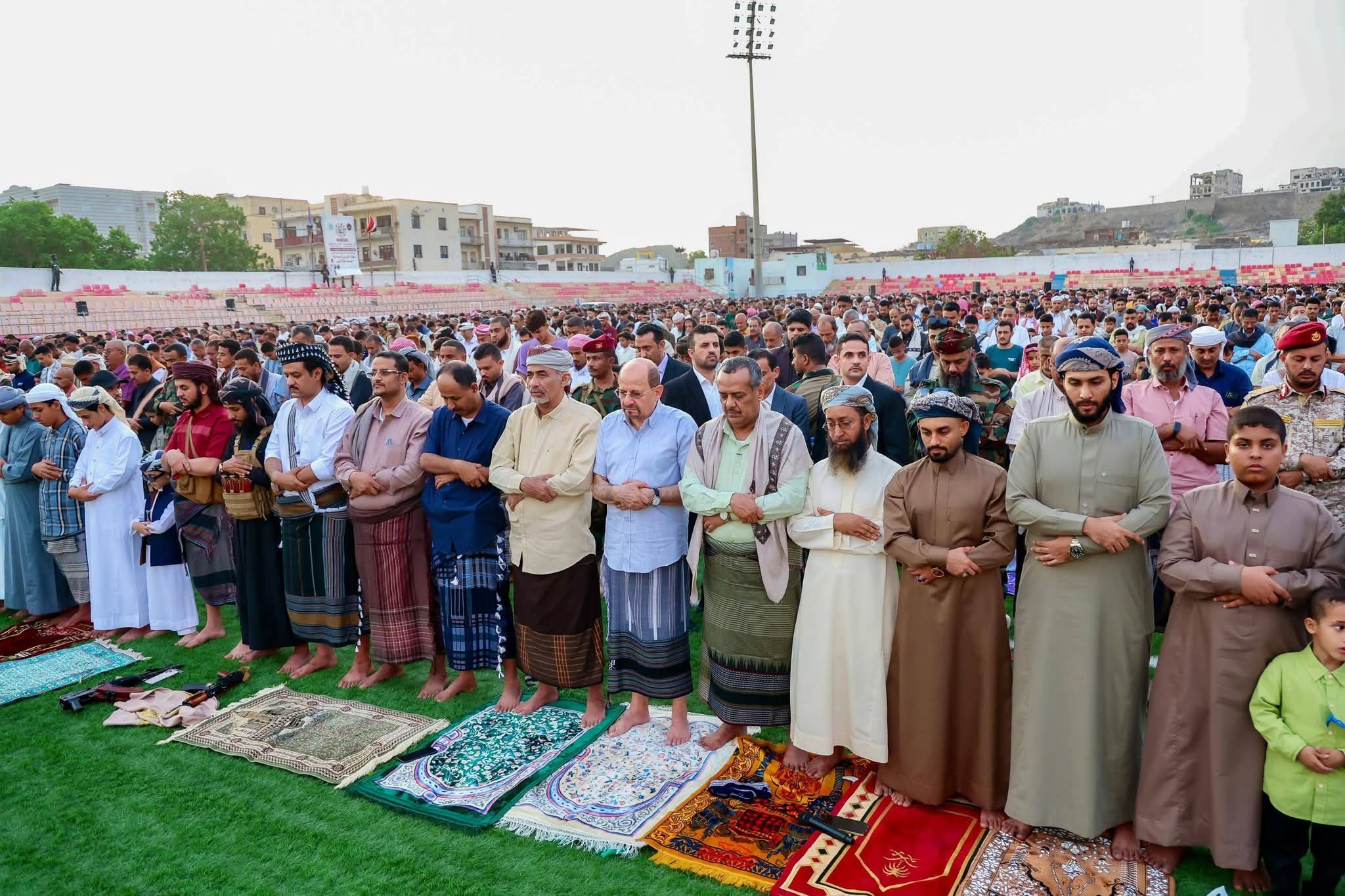 عضو مجلس القيادة الرئاسي محمود الصبيحي ورئيس الوزراء د.شايع الزنداني يؤديان صلاة عيد الفطر بعدن