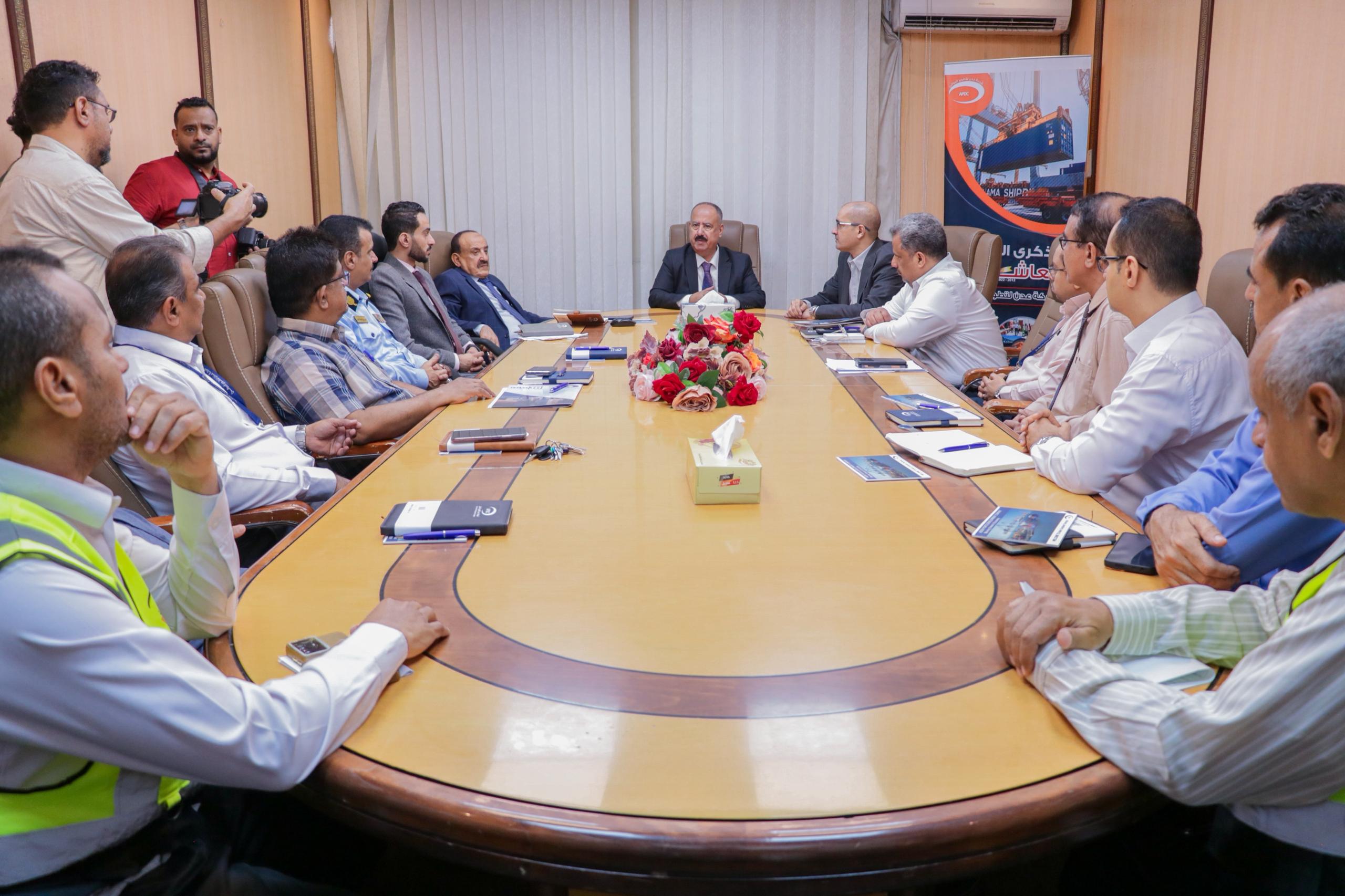 وزير النقل يترأس اجتماعاً بشركة عدن لتطوير الموانئ “محطة الحاويات كالتكس” لمناقشة سير نشاط الميناء