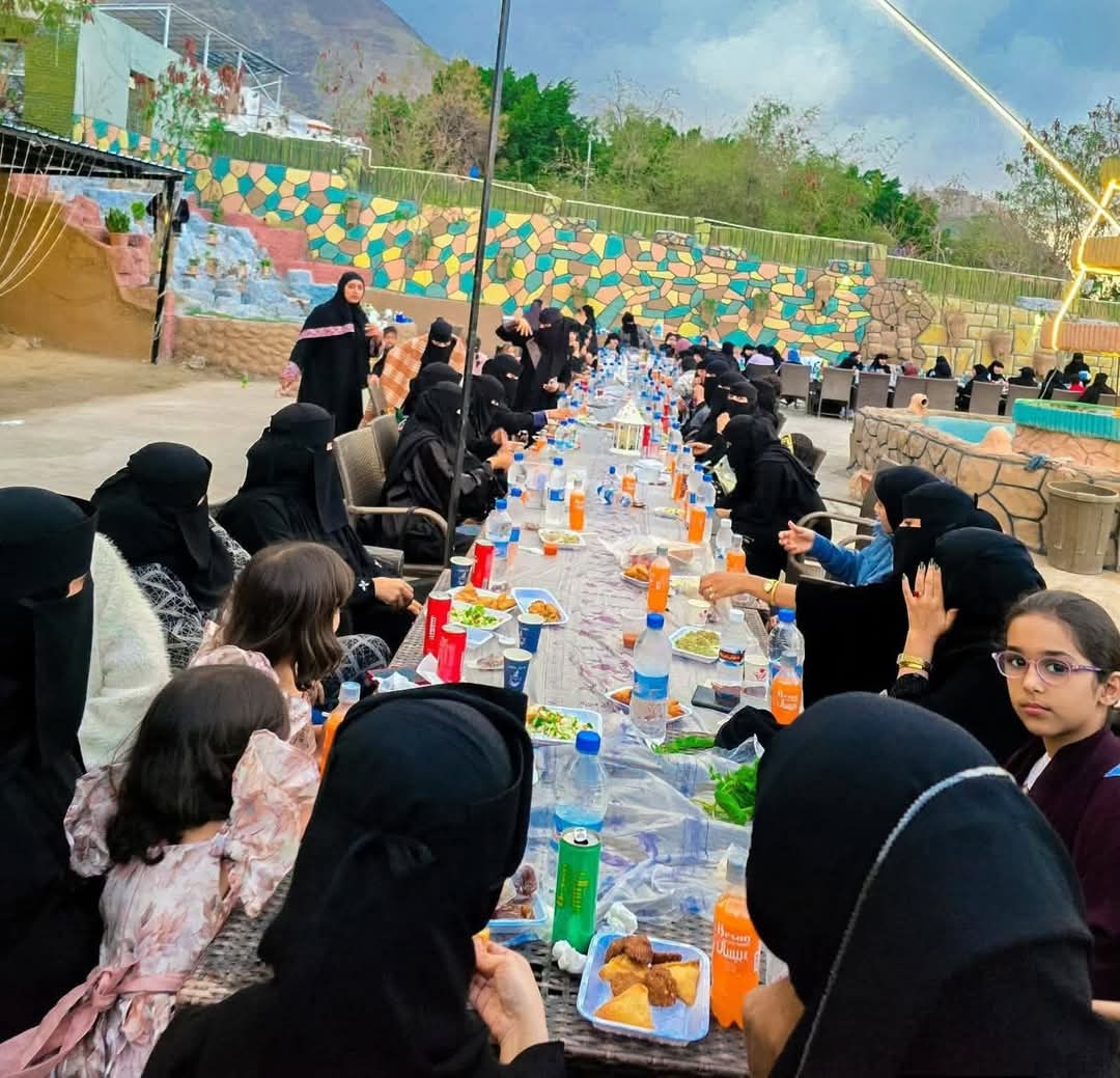 تعز.للعام الرابع على التوالي .. فتيات الحالمة يكسرن احتكار الرجال لمأدبات الافطار الجماعي.