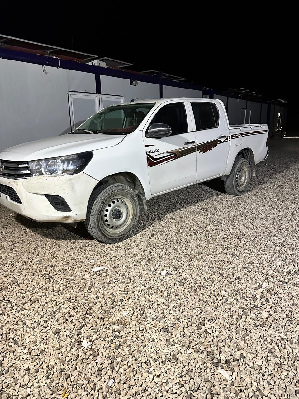 واقعة خطيرة في حضرموت.. مسلحون بزي عسكري يسطون على سيارة إذاعة القرآن الكريم في وضح النهار