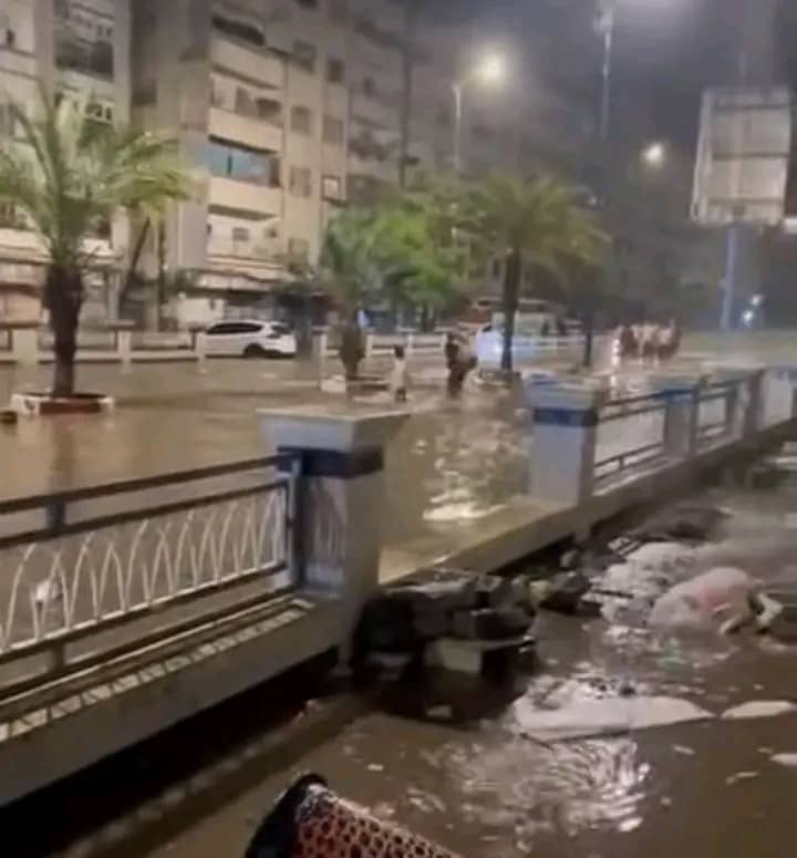 تأثير المنخفض الجوي يصل العاصمة عدن ويغرق شوارع المعلا..