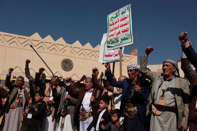 الحوثيون يروجون لمفاجآت خلال ساعات عقب الهجوم على إيران