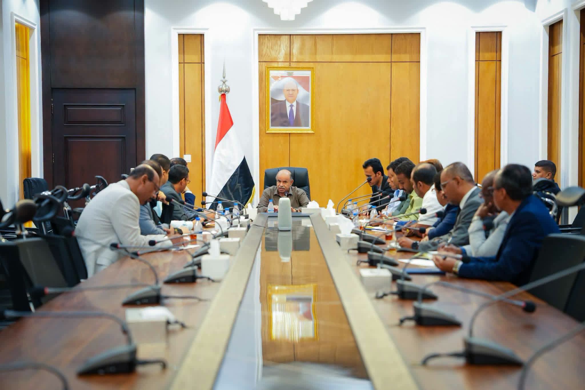الخنبشي يترأس اجتماعاً موسعاً لرفع الجاهزية وتعزيز الاستعدادات لمواجهة الحالات الطارئة